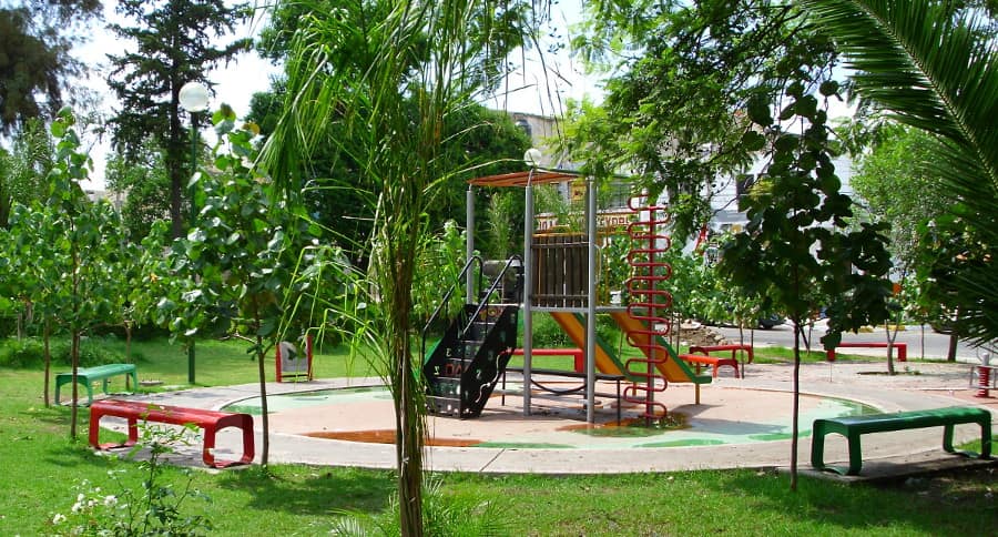 Parque equipado con mobiliario y juegos Deco Bote